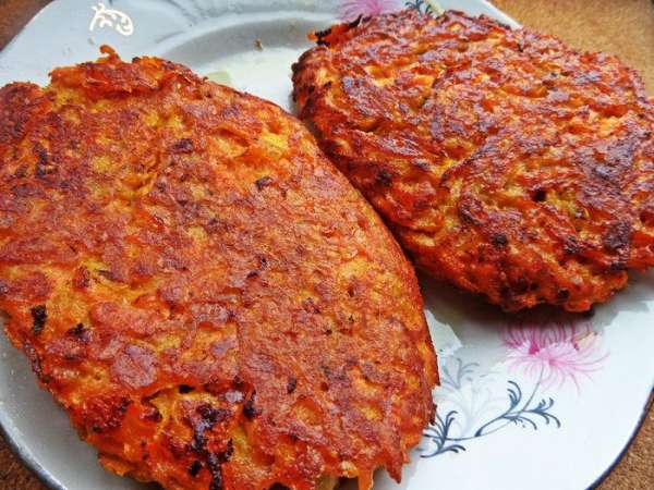 Когда морковка снизу зажарится, осторожно широкой лопаткой переворачиваем и обжариваем вторую сторону.