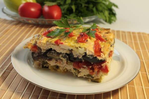 Куриное филе, запеченное с овощами
