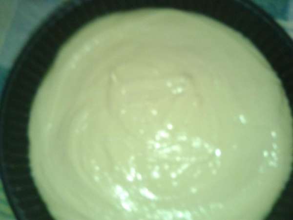 тесто выложить в форму,смазанную маслом,/тесто будет похоже на густую сметану,муку не добавлять.../