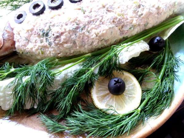 Рядом украсила кружочками лимона с оливкой сверху и веточками укропа.