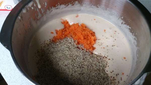 Добавить ореховую муку, изюм с коньяком и морковь. Перемешать.
