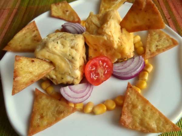С красным луком и чипсами.