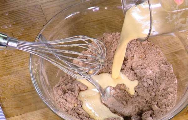 Полученную массу влить в муку с какао и вымешать мягкое тесто.