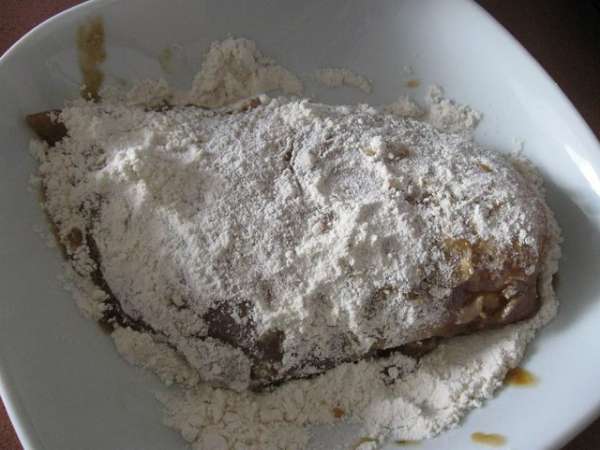 Вытаскиваем мясо из маринада, обваливаем в муке .
