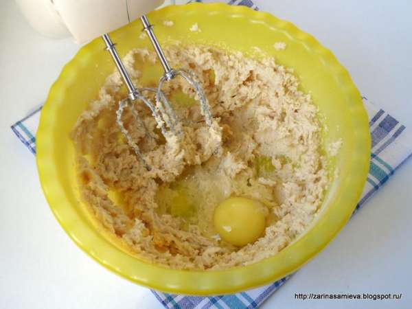Мягкое сливочное масло взбить с сахаром и солью и, не переставая взбивать добавить по одному яйца, взбить смесь в пышную массу.
Мягкое сливочное масло взбить с сахаром и солью и, не переставая взбивать добавить по одному яйца, взбить смесь в пышную массу.