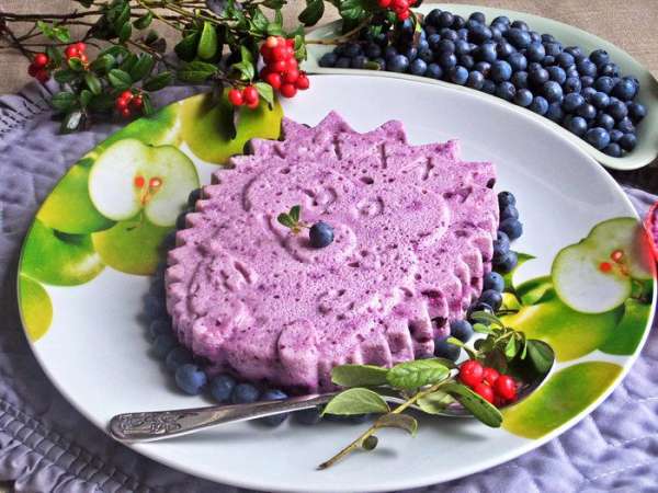 Украшаем ягодками.
