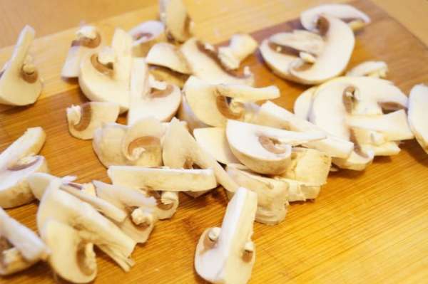 Шампиньоны нарезать средними кусоками.