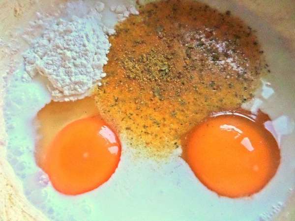 Делаем кляр как для настоящих отбивных: взбиваем венчиком сметану с водой и яйцами, вводим муку (или крахмал) с приправами и солим по вкусу.
