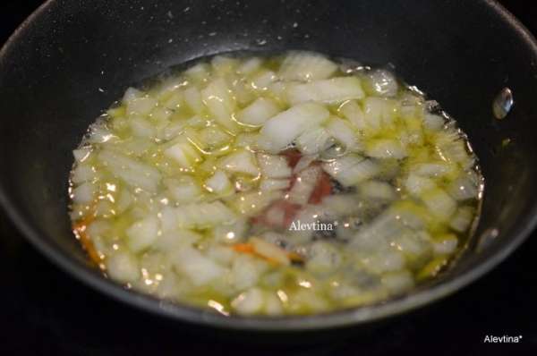 Добавить на сковороду 1 ст.л оливкового и 1 ст.л сливочного масла, как масло растопится добавить мелко нашинкованный лук. Обжаривать 4 мин.
