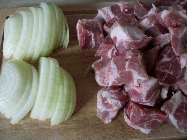  Мясо нарезаем средними кубиками. Лук режем полукольцами.