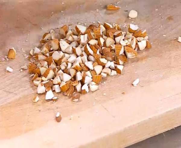 Миндаль порубить ножом, так чтобы остались крупные кусочки. Миндаль порубить ножом, так чтобы остались крупные кусочки.