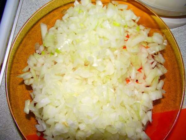 Лук и морковь порезать и обжарить на оливковом масле.