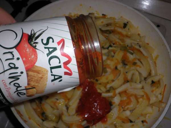 Добавить соус SACLA Originale con Parmigiano-Reggiano, приправить солью, перцем и тщательно перемешать.
Накрыть крышкой и потушить в течение 30 мин.