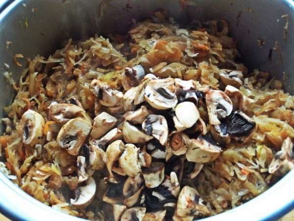Соль, сахар — по вкусу, немного воды или бульона и тушим под крышкой, иногда перемешивая, часа 1,5. Соль, сахар — по вкусу, немного воды или бульона и тушим под крышкой, иногда перемешивая, часа 1,5.