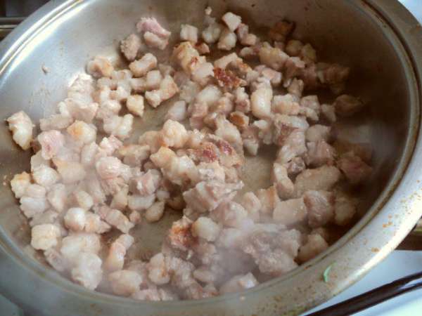 С почеревка снять кожу и порезать мелким кубиком, выложить на сковороду и зарумянить. С почеревка снять кожу и порезать мелким кубиком, выложить на сковороду и зарумянить.