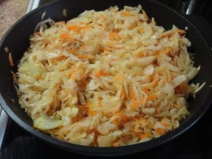 Теперь очищенный картофель натрем (или нарежем) на терке тонкими пластинками (остатки просто на крупной терке натереть). Можно слегка посолить, поперчить и перемешать.