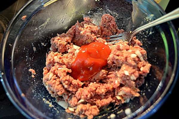 Смешаем в большом блюде фарш с луком, горчицей,яйцом,хлебной крошкой 1/4 стак.кетчупа, 2 ч.л соль и 1/2 ч.л. черн.перец. Смешаем в большом блюде фарш с луком, горчицей,яйцом,хлебной крошкой 1/4 стак.кетчупа, 2 ч.л соль и 1/2 ч.л. черн.перец.