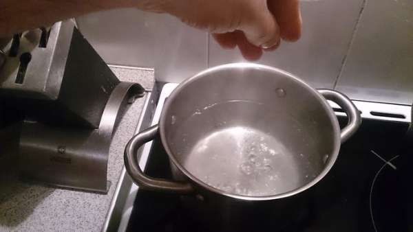 Тем временем солим воду. Тем временем солим воду.