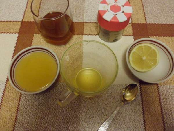 Воду вскипятить и заварить чай из расчета 1 ч. л. на персону, процедить. Прозрачную стеклянную чашку обдать горячей водой, положить мед, выжать лимонный сок, влить виски и горячий чай. Перемешать. С нетерпением ждем 3 минуты! Воду вскипятить и заварить чай из расчета 1 ч. л. на персону, процедить. Прозрачную стеклянную чашку обдать горячей водой, положить мед, выжать лимонный сок, влить виски и горячий чай. Перемешать. С нетерпением ждем 3 минуты!