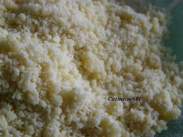 Приготовим посыпку: пальцами разотрем муку, масло и сахар в крошку