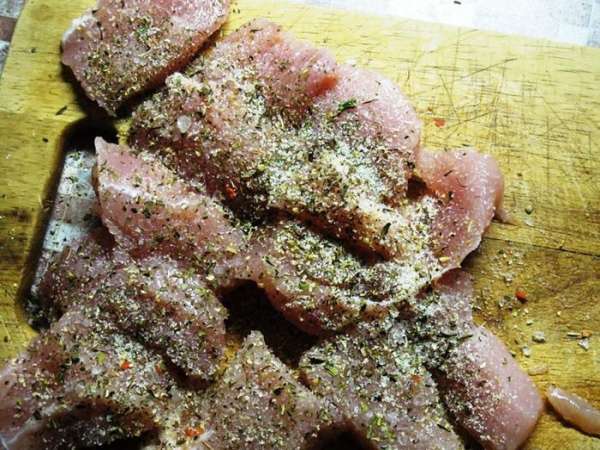Грудку нарезать небольшими кусочками, посыпать специями, желатином и посолить. Грудку нарезать небольшими кусочками, посыпать специями, желатином и посолить.