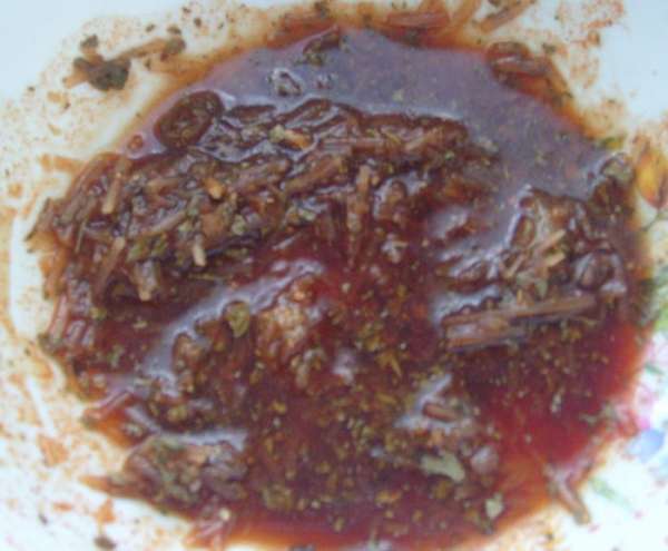 Смешать чили, лук, сыр, мед, соевый соус и оливковое масло. Заполнить этой смесью кармашки под кожей. Смешать чили, лук, сыр, мед, соевый соус и оливковое масло. Заполнить этой смесью кармашки под кожей.