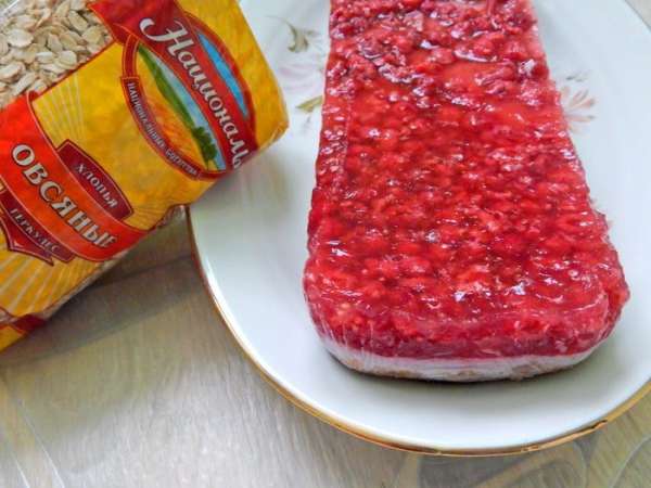 Аккуратно вынуть заготовку для пирожных из формы.