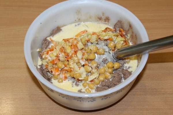 Добавить обжаренные овощи к печени, посолить, поперчить по вкусу.