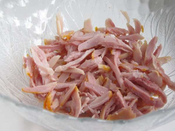  
С окорочка удалить шкурку, снять мясо с костей и нарезать тонкой соломкой.