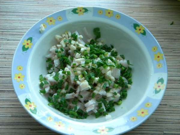 Нарезаем кусочками сало копченое и зеленый чеснок, посолим немного. Нарезаем кусочками сало копченое и зеленый чеснок, посолим немного.