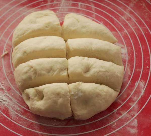 Тесто разделить на четное количество кусочков. Тесто разделить на четное количество кусочков.