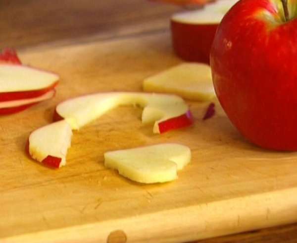 Яблоки нарезать круглыми ломтиками и формочкой для печенья вырезать различные фигурки (если вы делаете это заранее, сбрызните яблоки лимонным соком, чтобы они не потемнели).
