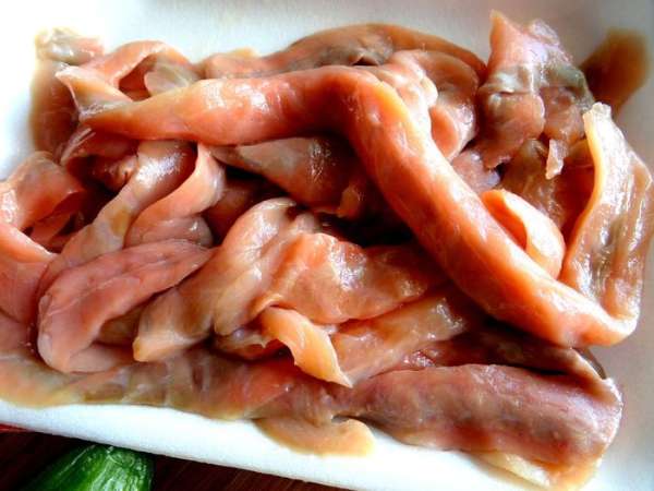 Рыбку нарезать на кусочки. Рыбку нарезать на кусочки.