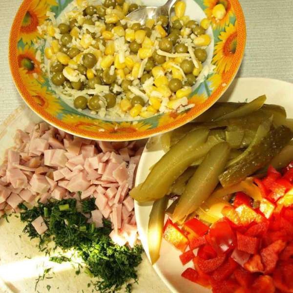 Соединить кукурузу, горошек, сыр. Перец нарезать кубиками, огурцы соломкой, зелень мелко порубить, ветчину и лук нарезать кубиками. Соединить кукурузу, горошек, сыр. Перец нарезать кубиками, огурцы соломкой, зелень мелко порубить, ветчину и лук нарезать кубиками.