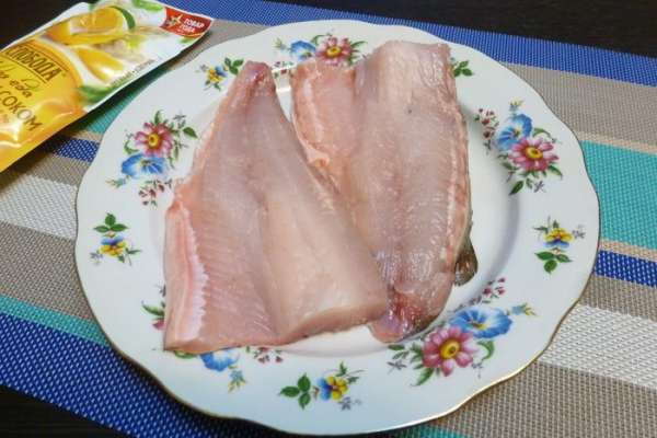 Филируем муксуна. Костей в нем немного, поэтому просто срежем мясо с хребта и ребер. Филируем муксуна. Костей в нем немного, поэтому просто срежем мясо с хребта и ребер.