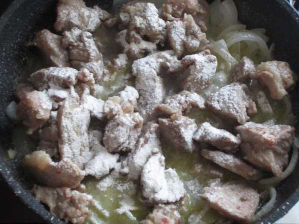 Вернуть мясо в сковороду к луку,посыпать через ситечко мукой и обжарить 2 минуты. Вернуть мясо в сковороду к луку,посыпать через ситечко мукой и обжарить 2 минуты.