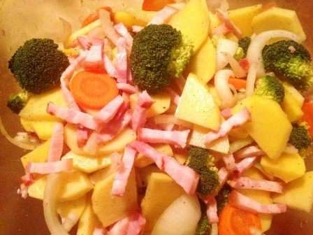 Картофель, морковь, лук почистить.
Картофель и морковь нарезать кружочками, лук кубиками.
Бекон полосочками.
Все соединить вместе, добавить брокколи (если замороженная - можно не размораживать).
Посолить, поперчить по вкусу и перемешать. Картофель, морковь, лук почистить.
Картофель и морковь нарезать кружочками, лук кубиками.
Бекон полосочками.
Все соединить вместе, добавить брокколи (если замороженная - можно не размораживать).
Посолить, поперчить по вкусу и перемешать.