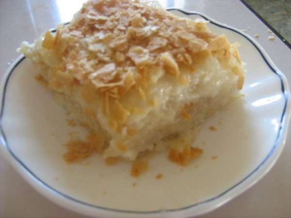 Собрать торт, посыпать крошкой. Дать постоять ночь в холодильнике и вкушать!