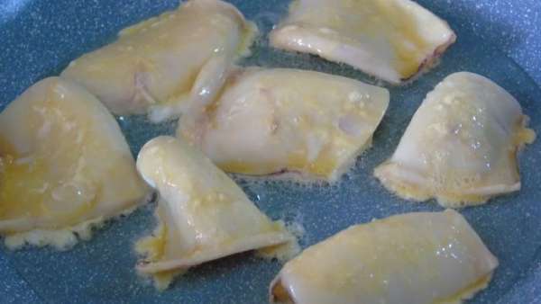 Отправить на разогретую сковороду с растительным маслом.