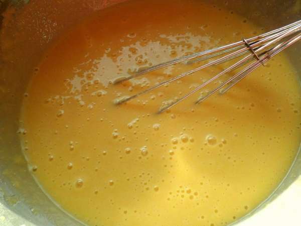 заливаем в форму смазаную маслом или кунжутной пастой заливаем в форму смазаную маслом или кунжутной пастой