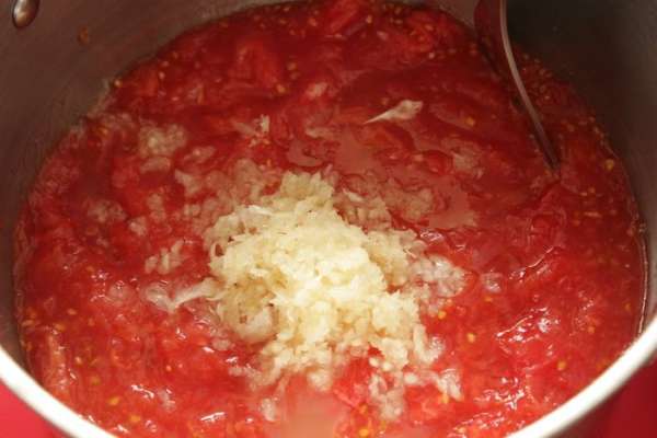 Помидоры и чеснок пропустить через мясорубку.