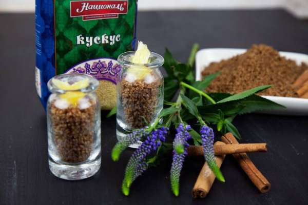 Сервировать десерт дольками апельсина.