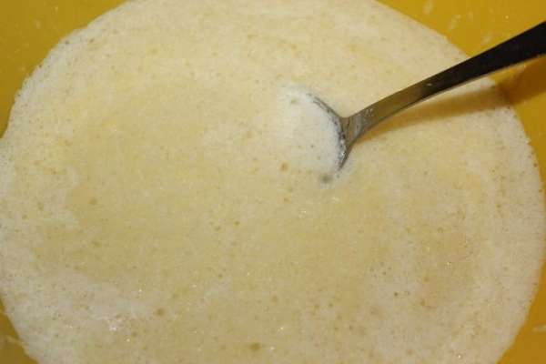 К картофелю добавить теплую сыворотку, растительное масло, немного соли и сахар. Все перемешать.