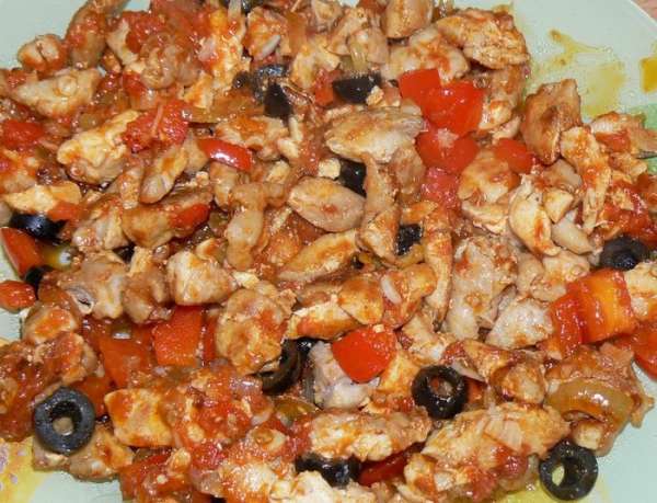 Куриное мясо отделить от кожи и костей, нарезать кубиками. Лук и перец мелко порезать, спассеровать на растительном масле, добавить рубленый чеснок, мелко порезанный помидор , специи, соль и перец. Держать на небольшом огне, помешивая. Снять с огня, добавить оливки . Остудить.