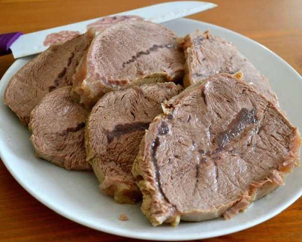 За это время мясо нарезать ломтиками в 1-1,5 см...