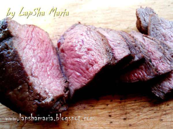 Мясо нарезаем на ломтики. Как видите, я предпочитаю MEDIUM RARE. Если вы тоже любите слабую прожарку, прежде чем готовить, убедитесь в качестве мяса. Мясо нарезаем на ломтики. Как видите, я предпочитаю MEDIUM RARE. Если вы тоже любите слабую прожарку, прежде чем готовить, убедитесь в качестве мяса.