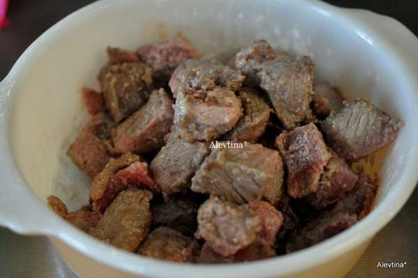 Говядину кусочками встряхнуть с мукой 1/2 стакана.
Говядину кусочками встряхнуть с мукой 1/2 стакана.
