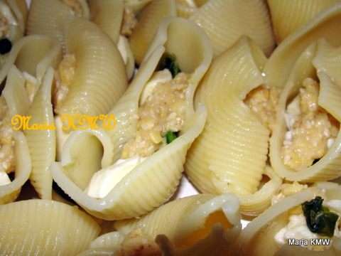 И теперь добавляем в каждую раковинку-лумакони  по-кусочку моцареллы, на сыр выкладываем по 1 ч.л. хумуса, несколько листоков шпината, пару кусочков рубленного чеснока. Прикрываем еще одним кусочком моцареллы. 
