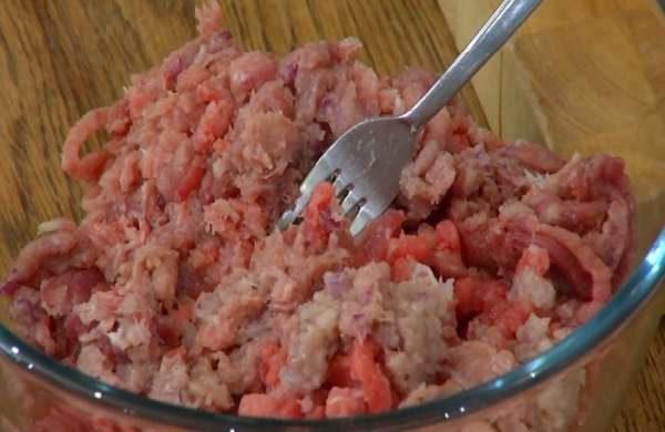 Свинину и говядину нарезать кусками и вместе с луком измельчить в мясорубке. Свинину и говядину нарезать кусками и вместе с луком измельчить в мясорубке.