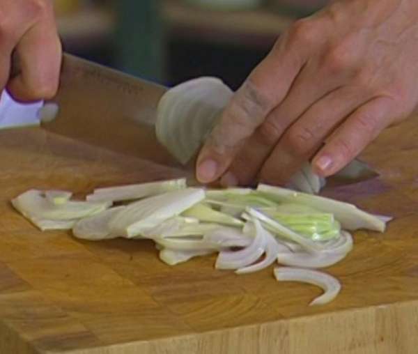 Лук почистить и нарезать полукольцами.